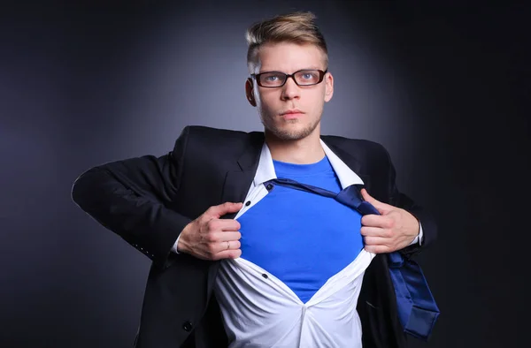 Junger Geschäftsmann, der sich wie ein Superheld benimmt und sein Hemd zerreißt, isoliert auf grauem Hintergrund. Jungunternehmer — Stockfoto