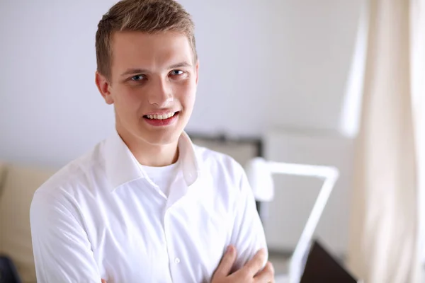 Jonge zakenman, werkzaam in kantoor, permanent. Jonge zakenman — Stockfoto