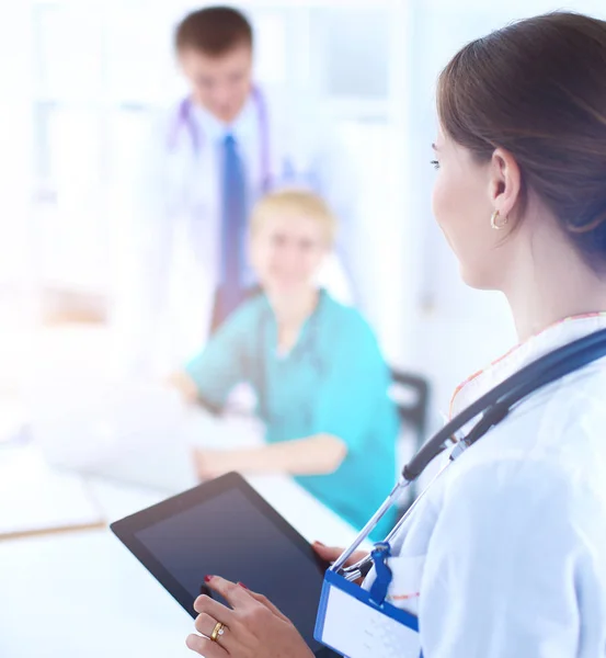 Attraente medico donna di fronte al gruppo medico — Foto Stock