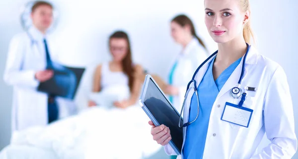 Femme médecin debout avec stéthoscope à l'hôpital — Photo