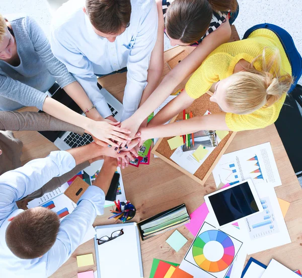 Equipe de negócios com as mãos juntas - conceitos de trabalho em equipe — Fotografia de Stock