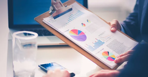 Ondernemers zitten op het bureau in functie — Stockfoto