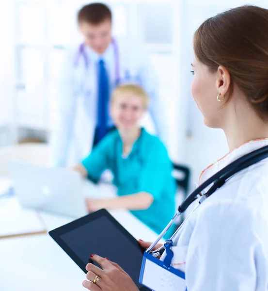 Attraktiv kvinnelig lege foran medisinsk gruppe – stockfoto