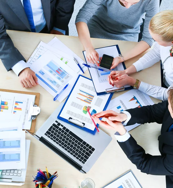 Gente de negocios sentada y discutiendo en la reunión de negocios, en la oficina — Foto de Stock