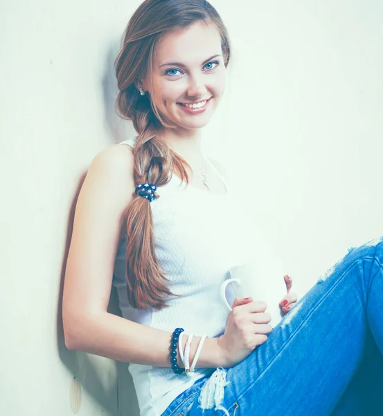 Jovem mulher sentada com livro na grama — Fotografia de Stock