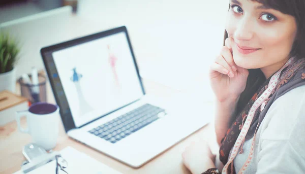 Porträt einer attraktiven Modedesignerin am Schreibtisch — Stockfoto