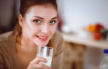 Gülümseyen çekici kadın kahvaltı mutfak iç. Gülümseyen çekici kadın.