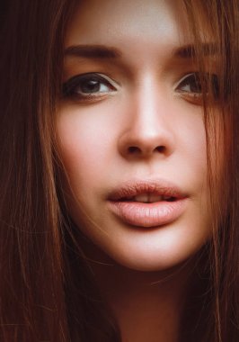 Siyah arka plan üzerine izole güzel bir kadın portresi. Güzel bir kadın portresi