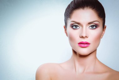 Gri arka planda izole edilmiş güzel bir kadının portresi. Güzel bir kadının portresi