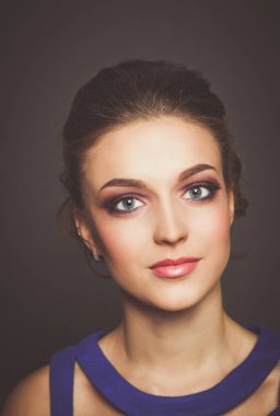 Güzel bir genç kadın profesyonel makyaj stüdyo çekim.