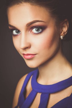 Güzel bir genç kadın profesyonel makyaj stüdyo çekim.