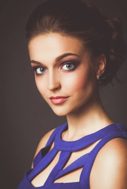 Güzel bir genç kadın profesyonel makyaj stüdyo çekim.