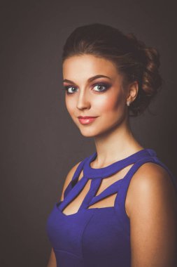 Güzel bir genç kadın profesyonel makyaj stüdyo çekim.