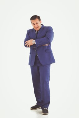 Mutlu beyaz arka plan üzerinde duran işadamı izole.