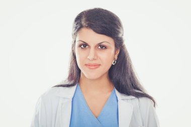 Beyaz arka planda duran pano ve steteskoplu genç doktor ya da doktor.