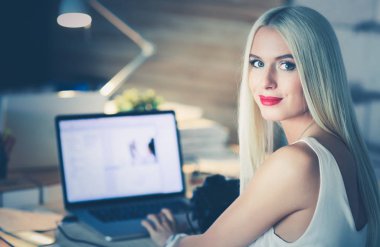 Genç fotoğrafçı ve iş yerinde grafik tasarımcı