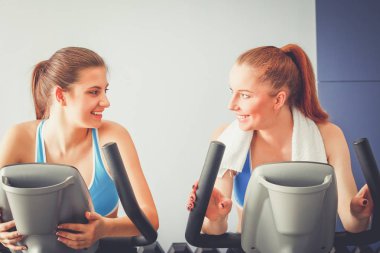 Bir grup insan üzerinde eğitmenler egzersiz jimnastik salonu. insanlar vasıl jimnastik salonu