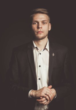 Ayakta, gri arka plan üzerinde izole delikanlı. Genç erkekler