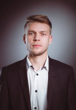 Ayakta, gri arka plan üzerinde izole delikanlı. Genç erkekler