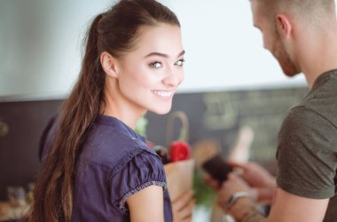 Mutlu çift Smartphone ayakta mutfakta kullanarak