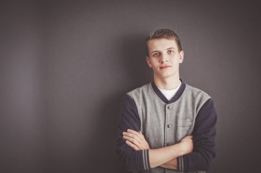 siyah background.portrait genç bir adam üzerinde genç bir adam portresi.