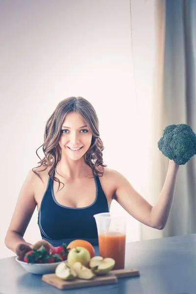 Mujer joven y hermosa cocinando en una cocina. —  Fotos de Stock