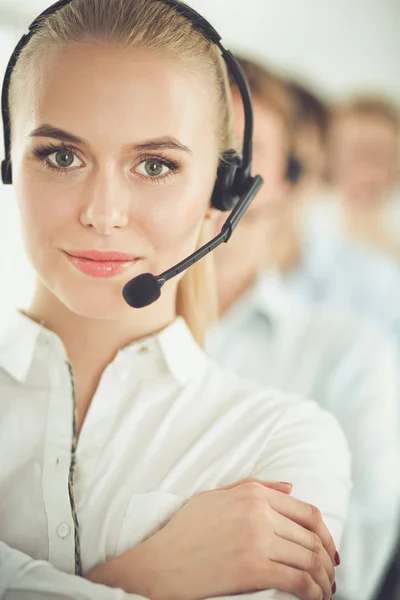 Atractivos jóvenes empresarios y colegas positivos en una oficina de call center. Empresarios — Foto de Stock