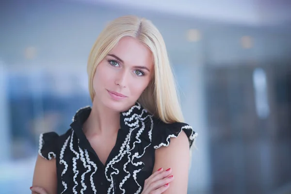 Eine schöne blonde Geschäftsfrau öffnet die Bürotür . — Stockfoto