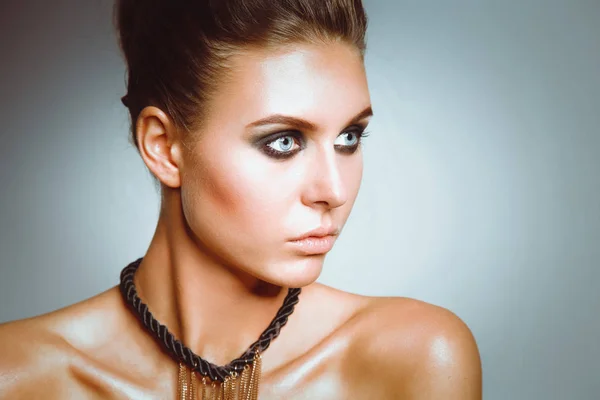 Retrato de una hermosa mujer con collar, aislado sobre fondo blanco. Retrato de una mujer hermosa. — Foto de Stock