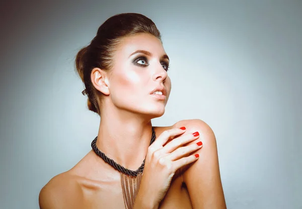 Portret van een mooie vrouw met ketting, geïsoleerd op witte achtergrond. Portret van een mooie vrouw. — Stockfoto