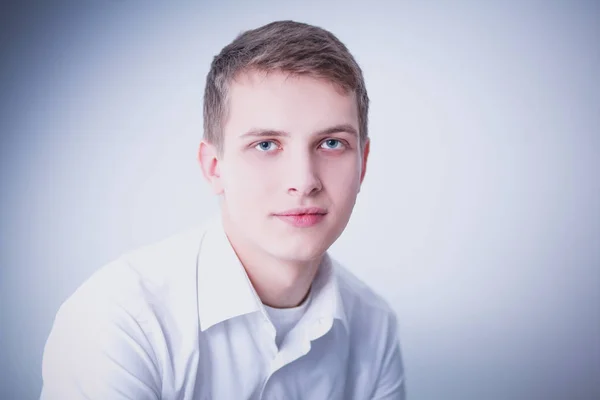 Porträtt av ung man leende sitter på grå bakgrund. Porträtt av ung man — Stockfoto