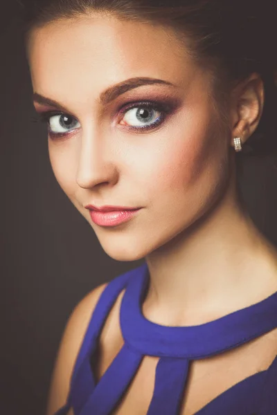 Studio shot van een mooie jonge vrouw dragen van professionele make-up. — Stockfoto