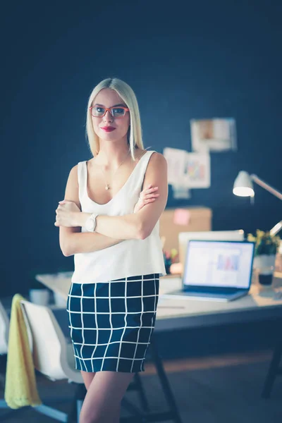 Porträtt av en verkställande professionell mogna affärskvinna sitter på kontoret — Stockfoto