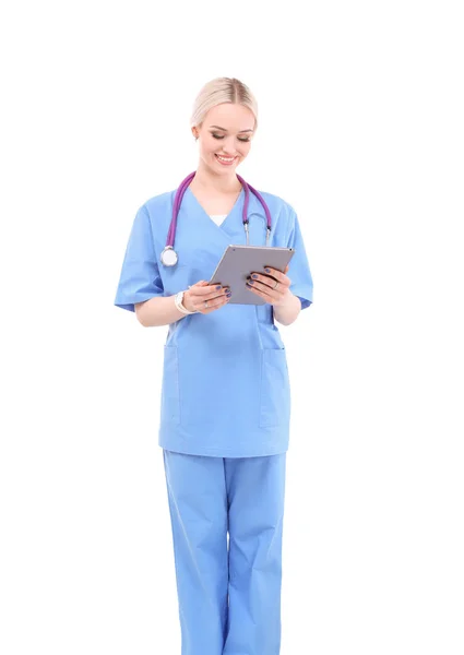 Médico femenino usando una tableta digital y de pie sobre fondo blanco. Mujeres doctores. — Foto de Stock