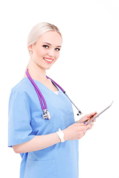 Médico femenino usando una tableta digital y de pie sobre fondo blanco. Mujeres doctores. — Foto de Stock