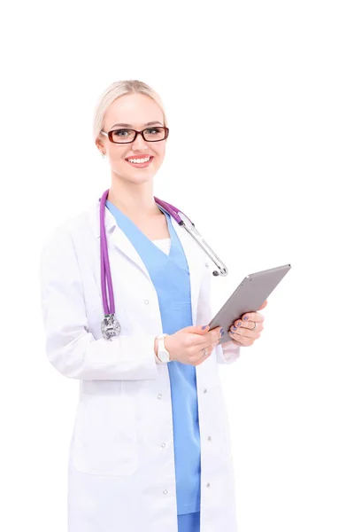 Médico femenino usando una tableta digital y de pie sobre fondo blanco. Mujeres doctores. — Foto de Stock