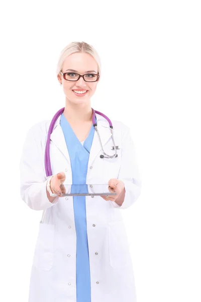 Médico femenino usando una tableta digital y de pie sobre fondo blanco. Mujeres doctores. — Foto de Stock