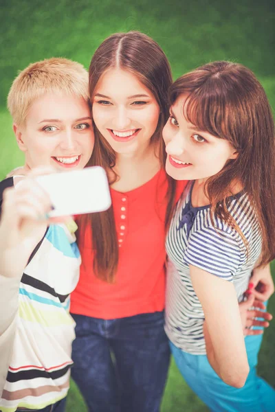 Portret van drie jonge vrouwen, permanent samen — Stockfoto