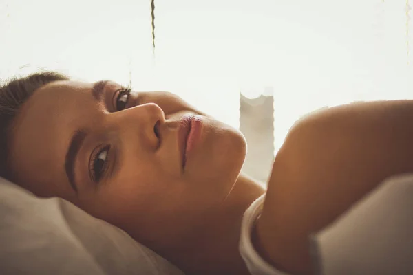 Young beautiful woman lying in bed. — Stock Photo, Image