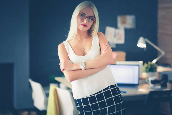 Diseñadores de moda trabajando en estudio — Foto de Stock