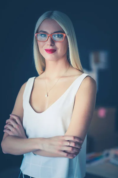 Retrato de uma empresária madura profissional executiva sentada no escritório — Fotografia de Stock