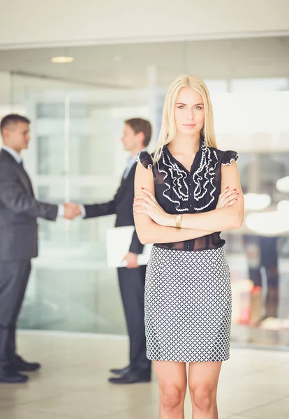 オフィスでフォア グラウンドに立ってビジネス女性 . — ストック写真