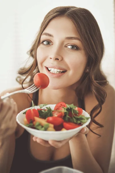 Porträtt av leende ung kvinna med vegetarisk grönsakssallad. — Stockfoto