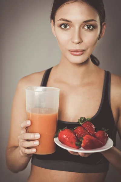 Porträtt av leende ung kvinna med vegetarisk grönsakssallad. — Stockfoto