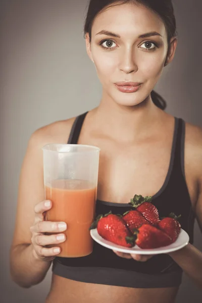 Porträt einer lächelnden jungen Frau mit vegetarischem Gemüsesalat. — Stockfoto