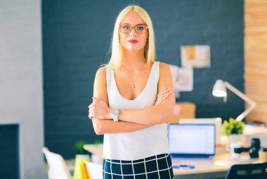 Moda tasarımcıları studio çalışma