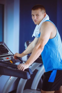 Bir grup insan üzerinde eğitmenler egzersiz jimnastik salonu. insanlar vasıl jimnastik salonu