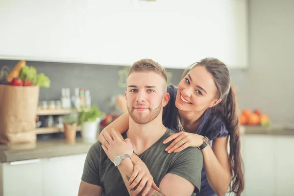 Vackra unga par har roligt i köket hemma — Stockfoto