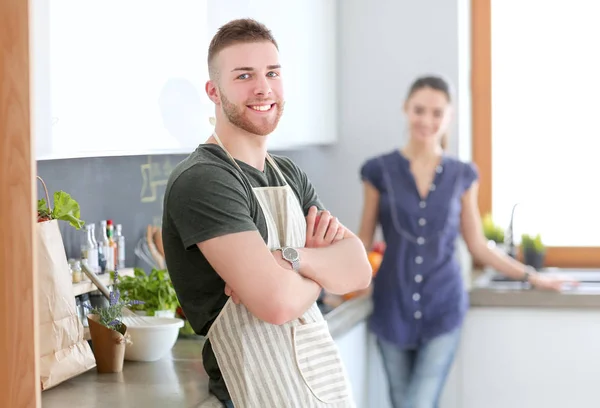 Pareja cocinando juntos en su cocina en casa — Foto de Stock