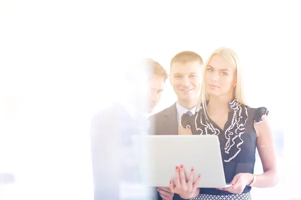 Mujer de negocios de pie en primer plano en la oficina  . — Foto de Stock